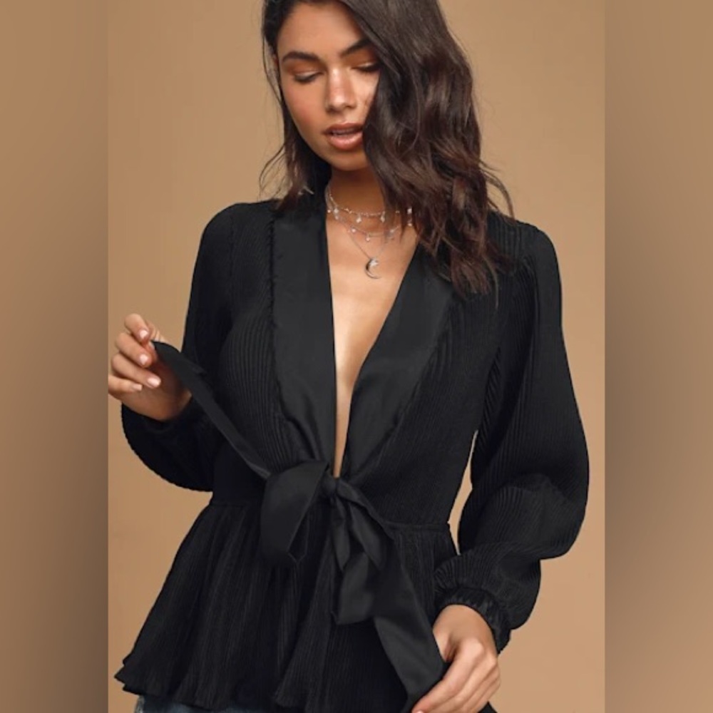 NWT Lulu's Black Pleated Long Sleeve Top